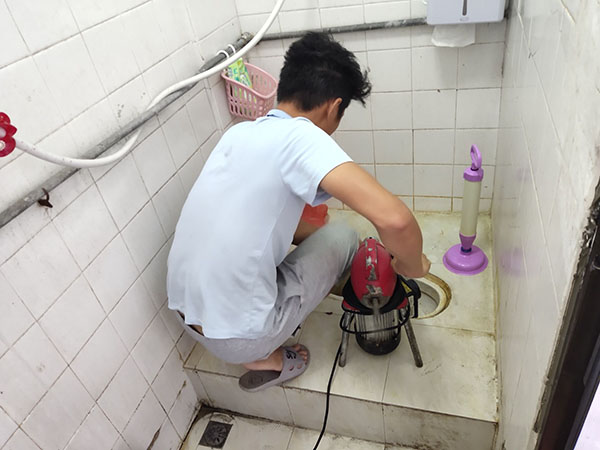 丹寨管道堵塞冒臭气 专业师傅现场解决问题