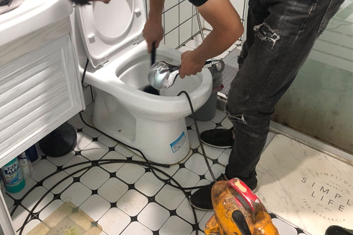 丹寨马桶堵塞自己疏通还是找师傅?专业上门服务让你省时更省心